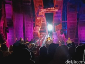 Sal Priadi Tampil Memukau Tutup Jazz Gunung Bromo 2025 dengan Manis