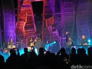 Video: Penampilan Sal Priadi Tutup Gelaran Jazz Gunung Bromo 2025
