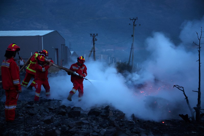 Seorang anggota layanan darurat berdiri di samping kebakaran hutan di dekat Bulqiza, Albania, Sabtu (26/7/2025). (REUTERS/Florion Goga) Seorang anggota layanan darurat berdiri di samping kebakaran hutan di dekat Bulqiza, Albania, Sabtu (26/7/2025). (REUTERS/Florion Goga)