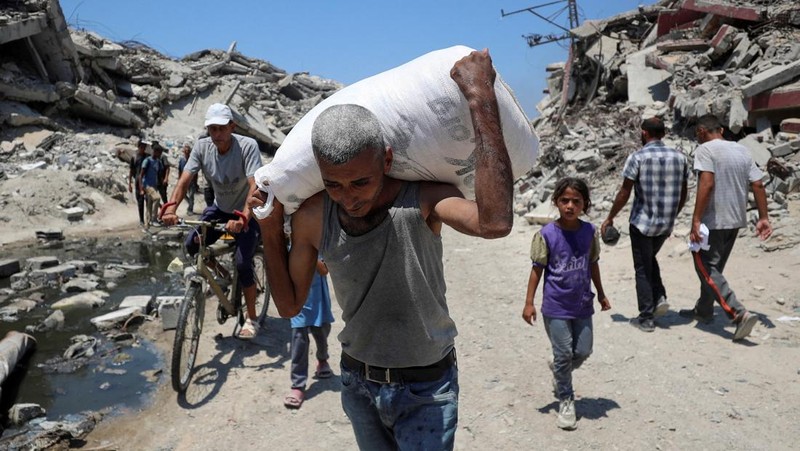 Bantuan kemanusiaan dijatuhkan melalui udara di Gaza, MInggu (27/7/2025). (REUTERS/Dawoud Abu Alkas)
