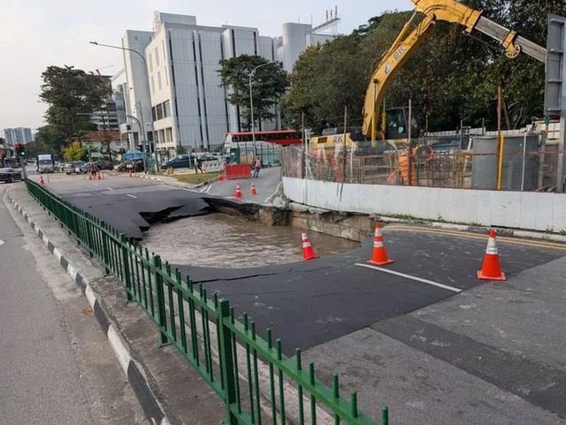 Sinkhole yang menyebakan jalan ambruk dan berlubang di Tanjong Katong Road South, Singapura  pada hari Sabtu (26/7/2026), (Dok. Sosial Media)