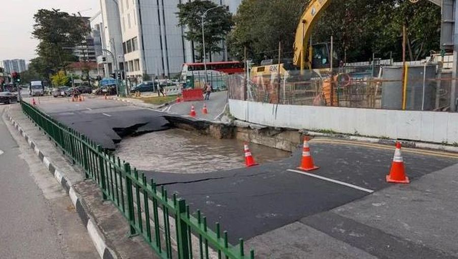 Sinkhole yang menyebakan jalan ambruk dan berlubang di Tanjong Katong Road South, Singapura  pada hari Sabtu (26/7/2026), (Dok. Sosial Media)