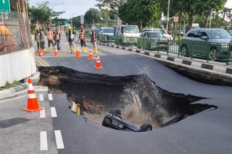 Sinkhole yang menyebakan jalan ambruk dan berlubang di Tanjong Katong Road South, Singapura pada hari Sabtu (26/7/2026), (Dok. Sosial Media) Sinkhole yang menyebakan jalan ambruk dan berlubang di Tanjong Katong Road South, Singapura pada hari Sabtu (26/7/2026), (Dok. Sosial Media)