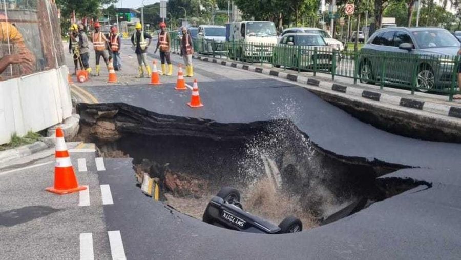 Sinkhole yang menyebakan jalan ambruk dan berlubang di Tanjong Katong Road South, Singapura  pada hari Sabtu (26/7/2026), (Dok. Sosial Media)