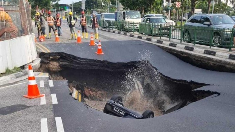 Sinkhole yang menyebakan jalan ambruk dan berlubang di Tanjong Katong Road South, Singapura  pada hari Sabtu (26/7/2026), (Dok. Sosial Media)