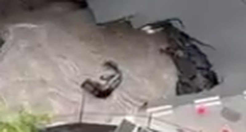 Sinkhole yang menyebakan jalan ambruk dan berlubang di Tanjong Katong Road South, Singapura pada hari Sabtu (26/7/2026), (Dok. Sosial Media) Sinkhole yang menyebakan jalan ambruk dan berlubang di Tanjong Katong Road South, Singapura pada hari Sabtu (26/7/2026), (Dok. Sosial Media)
