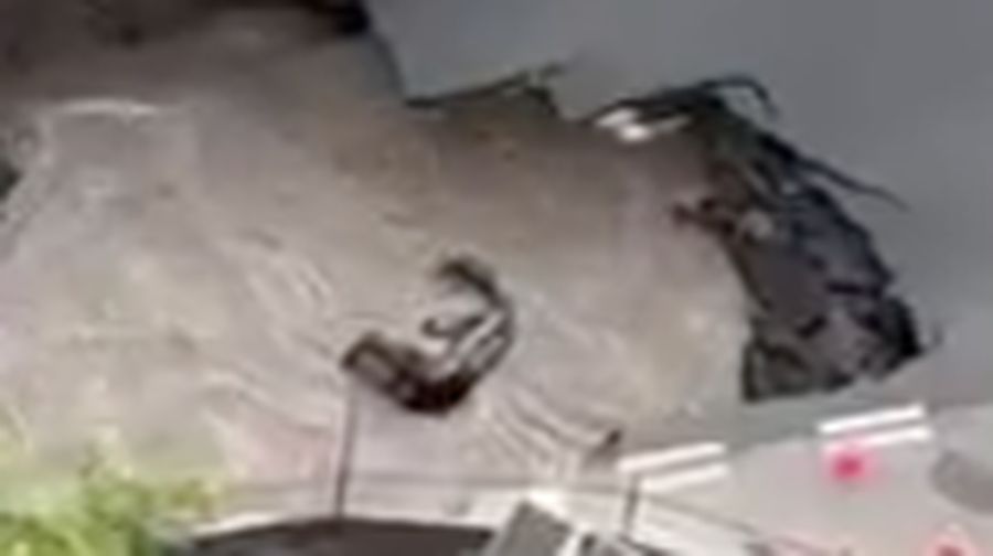 Sinkhole yang menyebakan jalan ambruk dan berlubang di Tanjong Katong Road South, Singapura  pada hari Sabtu (26/7/2026), (Dok. Sosial Media)