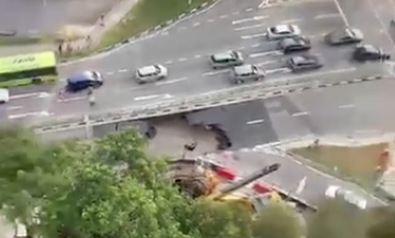 Sinkhole yang menyebakan jalan ambruk dan berlubang di Tanjong Katong Road South, Singapura pada hari Sabtu (26/7/2026), (Dok. Sosial Media) Sinkhole yang menyebakan jalan ambruk dan berlubang di Tanjong Katong Road South, Singapura pada hari Sabtu (26/7/2026), (Dok. Sosial Media)