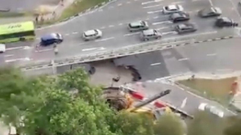 Sinkhole yang menyebakan jalan ambruk dan berlubang di Tanjong Katong Road South, Singapura  pada hari Sabtu (26/7/2026), (Dok. Sosial Media)