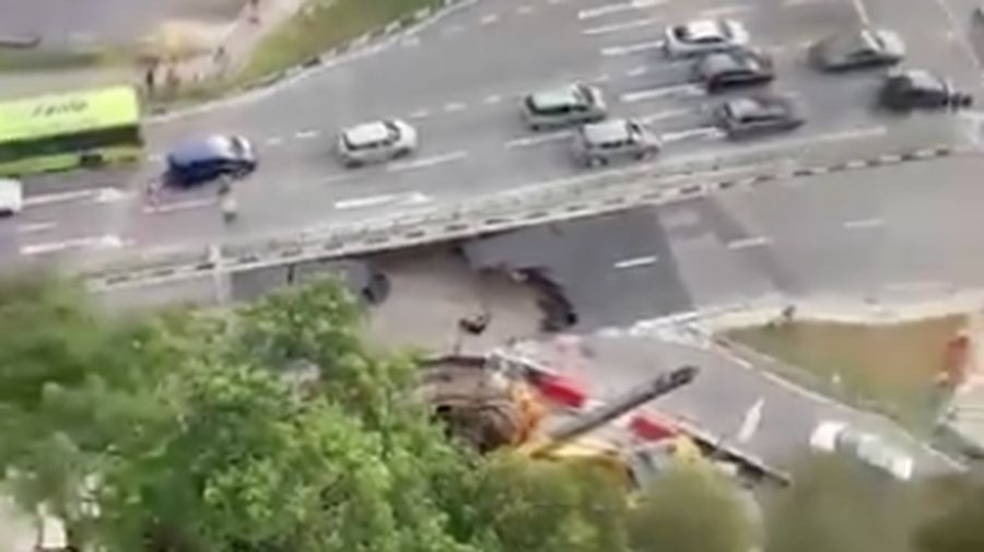 Sinkhole yang menyebakan jalan ambruk dan berlubang di Tanjong Katong Road South, Singapura pada hari Sabtu (26/7/2026), (Dok. Sosial Media) Sinkhole yang menyebakan jalan ambruk dan berlubang di Tanjong Katong Road South, Singapura pada hari Sabtu (26/7/2026), (Dok. Sosial Media)