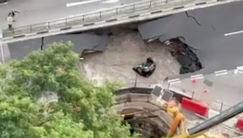 Sinkhole yang menyebakan jalan ambruk dan berlubang di Tanjong Katong Road South, Singapura pada hari Sabtu (26/7/2026), (Dok. Sosial Media) Sinkhole yang menyebakan jalan ambruk dan berlubang di Tanjong Katong Road South, Singapura pada hari Sabtu (26/7/2026), (Dok. Sosial Media)
