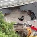 Sinkhole Muncul di Tetangga RI, Telan Mobil-Akses Jalan Ditutup