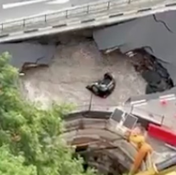 Sinkhole Muncul di Tetangga RI, Telan Mobil-Akses Jalan Ditutup