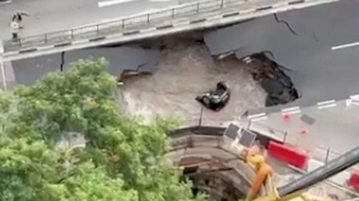 Sinkhole Muncul di Tetangga RI, Telan Mobil-Akses Jalan Ditutup