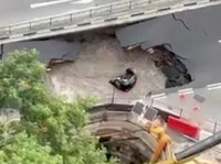 Sinkhole Muncul di Tetangga RI, Telan Mobil-Akses Jalan Ditutup