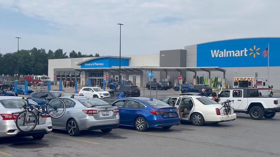 Suasana toko Walmart, tempat insiden penusukan terjadi, di Traverse City, Michigan, AS, Sabtu (26/72025). (Jerome Hartl via REUTERS/Jerome Hartl)