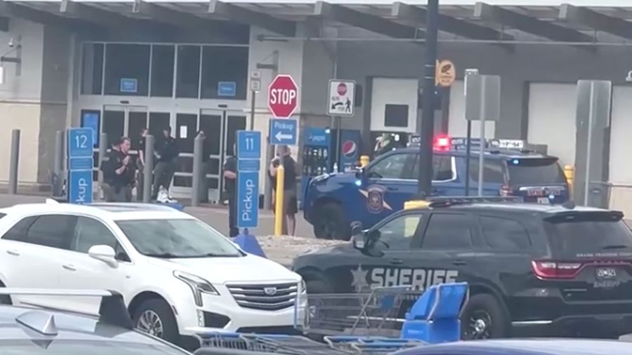 Suasana toko Walmart, tempat insiden penusukan terjadi, di Traverse City, Michigan, AS, Sabtu (26/72025). (Jerome Hartl via REUTERS/Jerome Hartl)