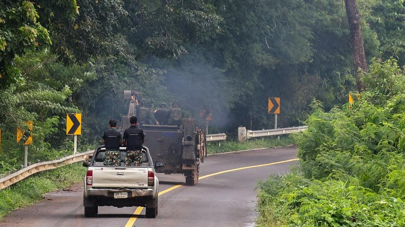 Kerusakan akibat saling serang antara Kamboja dan Thailand terlihat di provinsi Sisaket, wailayah perbatasan yang disengketakan, Minggu (27/7/2025).  (REUTERS/Athit Perawongmetha)