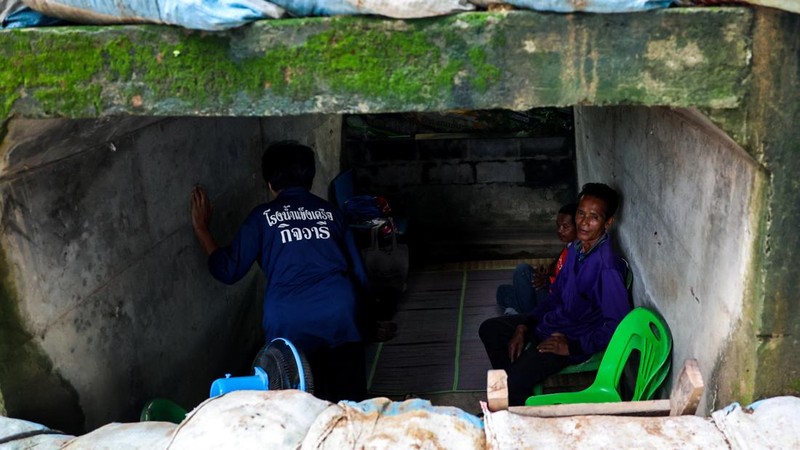 Kerusakan akibat saling serang antara Kamboja dan Thailand terlihat di provinsi Sisaket, wailayah perbatasan yang disengketakan, Minggu (27/7/2025).  (REUTERS/Athit Perawongmetha)