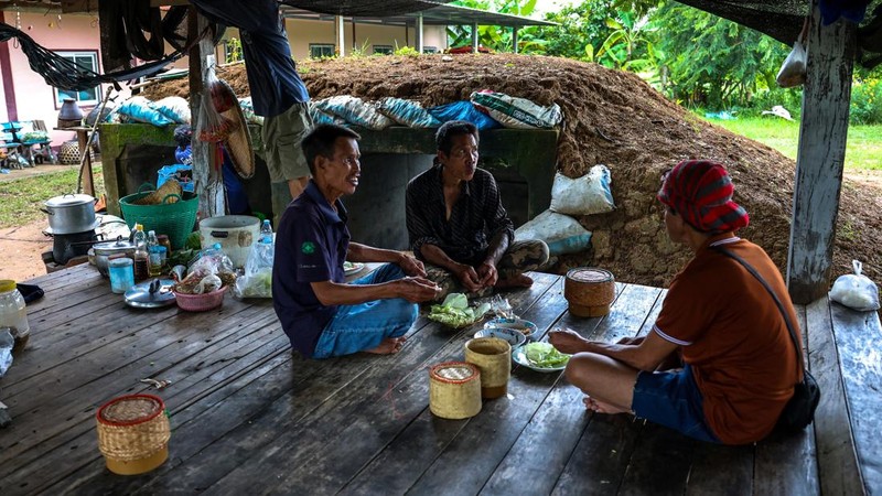 Kerusakan akibat saling serang antara Kamboja dan Thailand terlihat di provinsi Sisaket, wailayah perbatasan yang disengketakan, Minggu (27/7/2025).  (REUTERS/Athit Perawongmetha)