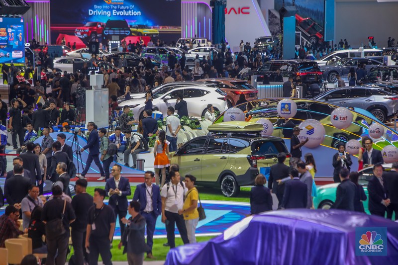 Suasna acara Gaikindo Indonesia International Auto Show (GIIAS) di ICE BSD City, Kabupaten Tangerang, Rabu (23/7/2024). (CNBC Indonesia/Faisal Rahman)