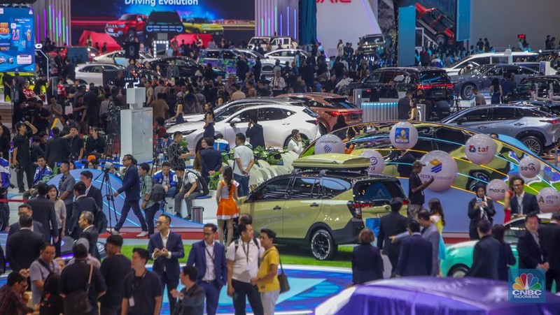 Suasna acara Gaikindo Indonesia International Auto Show (GIIAS) di ICE BSD City, Kabupaten Tangerang, Rabu (23/7/2024). (CNBC Indonesia/Faisal Rahman)