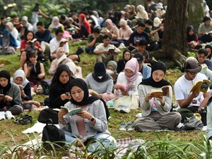 Video POV Ikutan Silent Book Club di Taman Menteng
