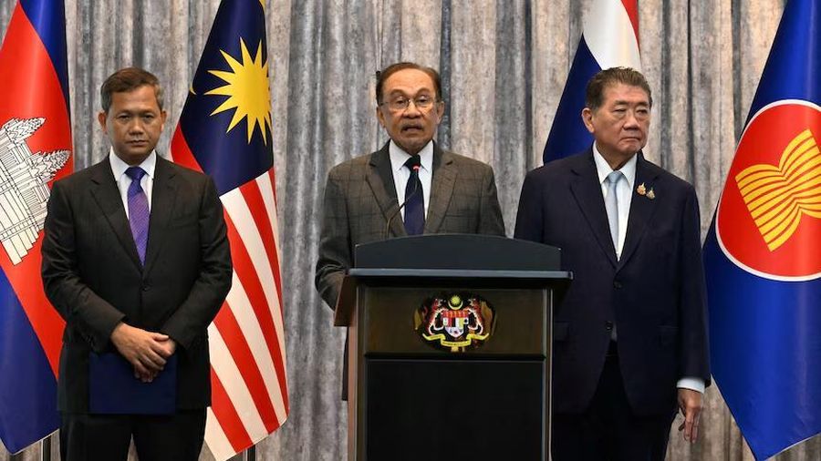 Anwar Ibrahim (tengah) mengatakan kedua negara telah sepakat untuk gencatan senjata mulai tengah malam. (Reuters: Mohd Rasfan)