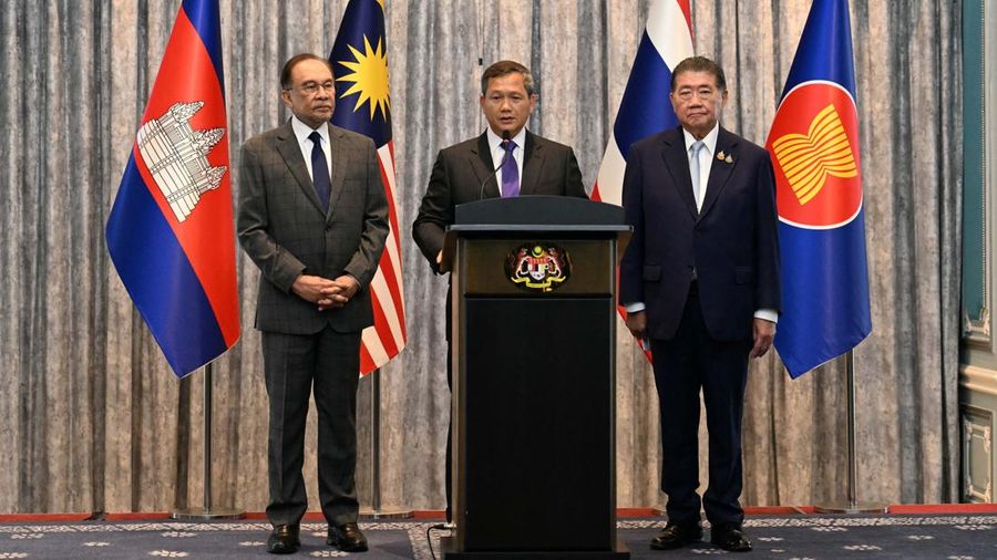 Anwar Ibrahim (tengah) mengatakan kedua negara telah sepakat untuk gencatan senjata mulai tengah malam, Senin (28/7/2025). (via REUTERS/MOHD RASFAN)