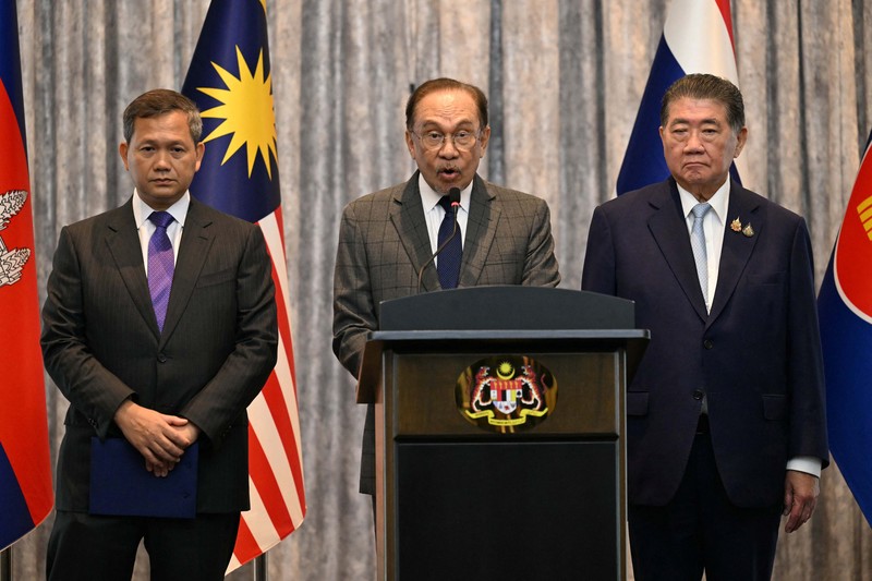 Anwar Ibrahim (tengah) mengatakan kedua negara telah sepakat untuk gencatan senjata mulai tengah malam, Senin (28/7/2025). Anwar Ibrahim (tengah) mengatakan kedua negara telah sepakat untuk gencatan senjata mulai tengah malam, Senin (28/7/2025). (via REUTERS/MOHD RASFAN)