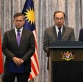 Anwar Ibrahim (tengah) mengatakan kedua negara telah sepakat untuk gencatan senjata mulai tengah malam, Senin (28/7/2025). (via REUTERS/MOHD RASFAN)