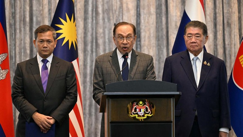 Anwar Ibrahim (tengah) mengatakan kedua negara telah sepakat untuk gencatan senjata mulai tengah malam, Senin (28/7/2025). (via REUTERS/MOHD RASFAN)