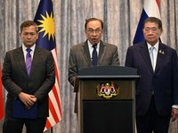 Anwar Ibrahim (tengah) mengatakan kedua negara telah sepakat untuk gencatan senjata mulai tengah malam, Senin (28/7/2025). (via REUTERS/MOHD RASFAN)