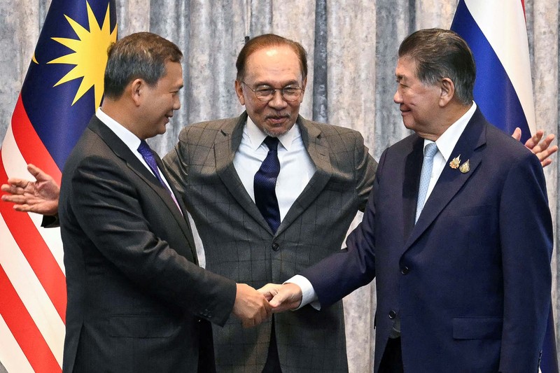 Anwar Ibrahim (tengah) mengatakan kedua negara telah sepakat untuk gencatan senjata mulai tengah malam, Senin (28/7/2025). Anwar Ibrahim (tengah) mengatakan kedua negara telah sepakat untuk gencatan senjata mulai tengah malam, Senin (28/7/2025). (via REUTERS/MOHD RASFAN)