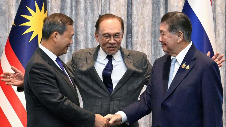 Anwar Ibrahim (tengah) mengatakan kedua negara telah sepakat untuk gencatan senjata mulai tengah malam, Senin (28/7/2025). (via REUTERS/MOHD RASFAN)