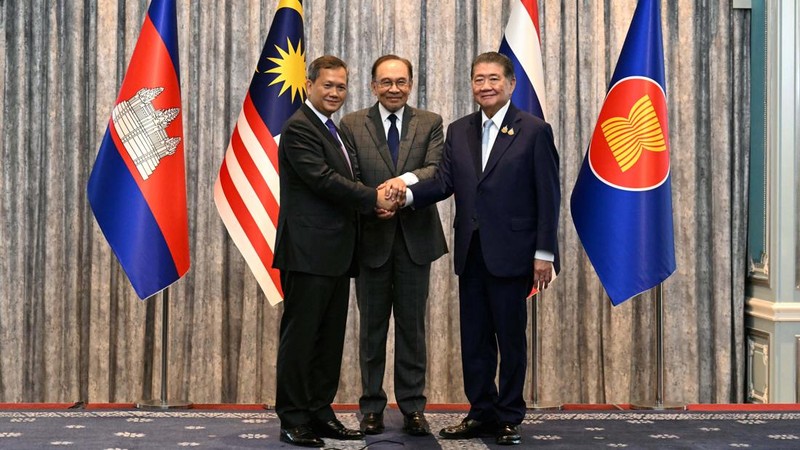 Anwar Ibrahim (tengah) mengatakan kedua negara telah sepakat untuk gencatan senjata mulai tengah malam, Senin (28/7/2025). (via REUTERS/MOHD RASFAN)