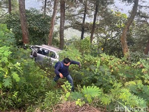 Avanza Wisatawan Surabaya Terjun ke Jurang Pacet gegara Rem Blong