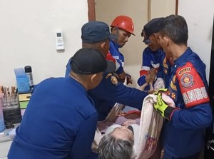 Damkar Evakuasi Lansia di Jambi, Korban Jatuh di Lantai 2 Rumahnya
