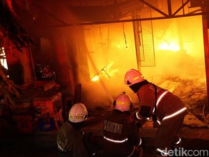 34 Mobil Damkar dan 115 Personel Turun Padamkan Kebakaran Pasar Taman Puring