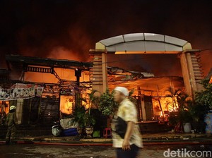 Hampir Seluruh Kios Taman Puring Terbakar: Toko Sepatu hingga Pakaian