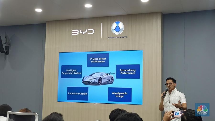 Head of Product PT BYD Motor Indonesia Bobby Bharata di GIIAS 2025, Senin (28/7/2205). (CNBC Indonesia/Ferry Sandi)