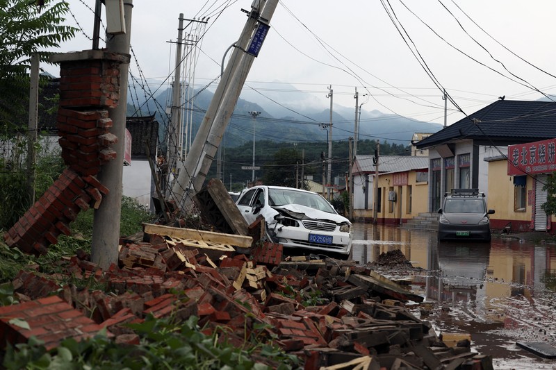 Hujan deras kembali melanda wilayah Beijing dan sekitarnya pada Senin (28/7/2025), memicu banjir dan longsor yang memaksa lebih dari 4.000 warga mengungsi. (REUTERS/Florence Lo)