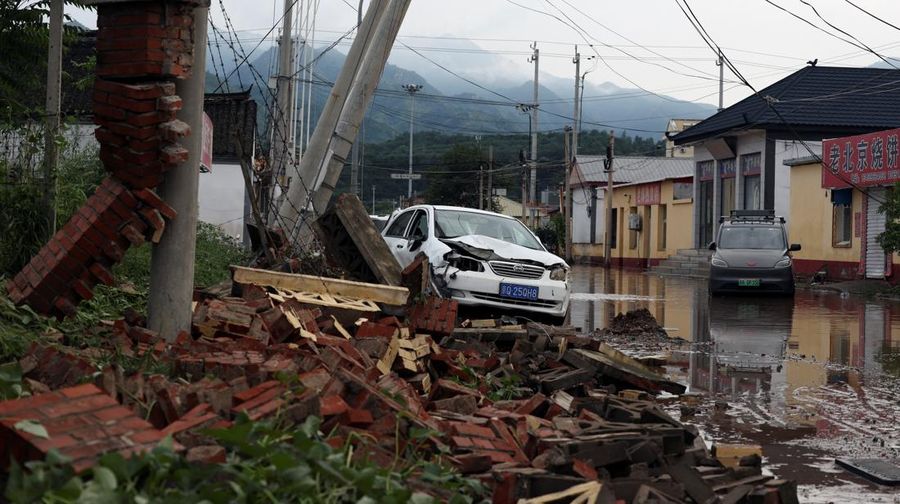 Hujan deras kembali melanda wilayah Beijing dan sekitarnya pada Senin (28/7/2025), memicu banjir dan longsor yang memaksa lebih dari 4.000 warga mengungsi. (REUTERS/Florence Lo)