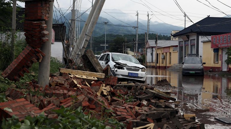 Hujan deras kembali melanda wilayah Beijing dan sekitarnya pada Senin (28/7/2025), memicu banjir dan longsor yang memaksa lebih dari 4.000 warga mengungsi. (REUTERS/Florence Lo)