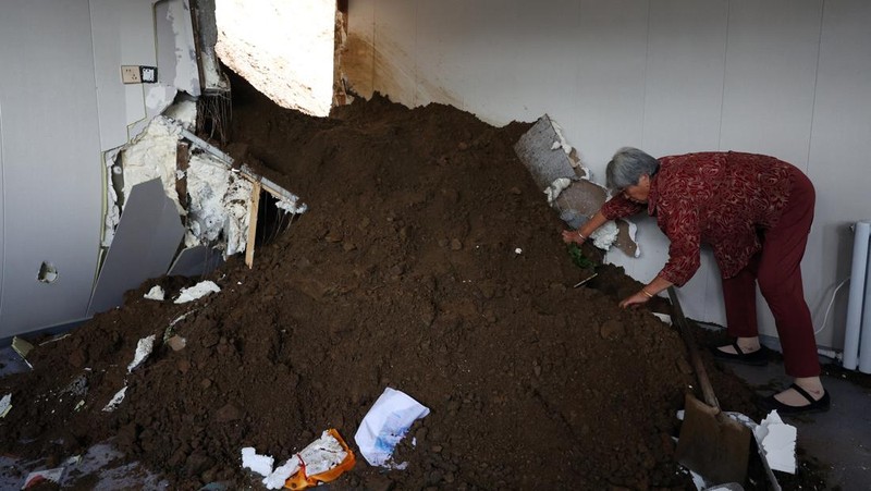 Hujan deras kembali melanda wilayah Beijing dan sekitarnya pada Senin (28/7/2025), memicu banjir dan longsor yang memaksa lebih dari 4.000 warga mengungsi. (REUTERS/Florence Lo)