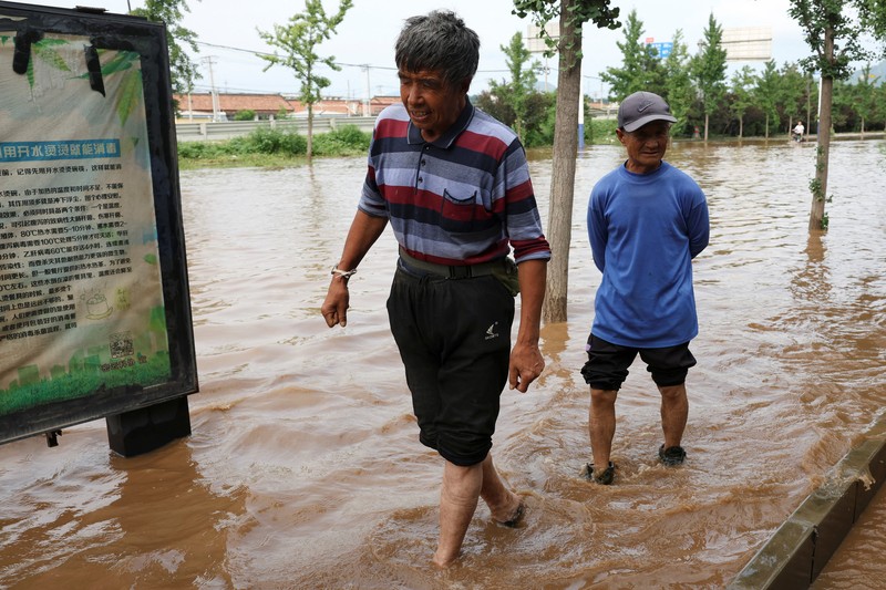 Hujan deras kembali melanda wilayah Beijing dan sekitarnya pada Senin (28/7/2025), memicu banjir dan longsor. Hujan deras kembali melanda wilayah Beijing dan sekitarnya pada Senin (28/7/2025), memicu banjir dan longsor yang memaksa lebih dari 4.000 warga mengungsi. (REUTERS/Florence Lo)