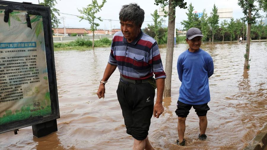 Hujan deras kembali melanda wilayah Beijing dan sekitarnya pada Senin (28/7/2025), memicu banjir dan longsor yang memaksa lebih dari 4.000 warga mengungsi. (REUTERS/Florence Lo)