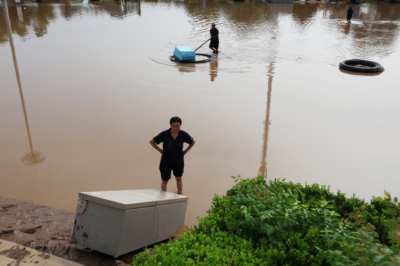Hujan deras kembali melanda wilayah Beijing dan sekitarnya pada Senin (28/7/2025), memicu banjir dan longsor. Hujan deras kembali melanda wilayah Beijing dan sekitarnya pada Senin (28/7/2025), memicu banjir dan longsor yang memaksa lebih dari 4.000 warga mengungsi. (REUTERS/Florence Lo)