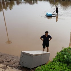 Banjir Bandang China Ngeri, Patahkan Jalan-Sapu Kendaraan