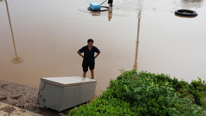 Hujan deras kembali melanda wilayah Beijing dan sekitarnya pada Senin (28/7/2025), memicu banjir dan longsor yang memaksa lebih dari 4.000 warga mengungsi. (REUTERS/Florence Lo)